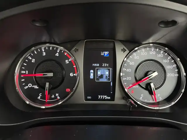トヨタ ハイラックス Z GRスポーツ 群馬県 2022(令4)年 0.8万km スーパーホワイトⅡ 純正ベッドライナー/ハードトノカバー/＝＝＝＝＝/純正8インチディスプレイオーディオ/・AM/FM/Bluetooth/USB/AppleCarPlay/AndroidAuto/・パノラミックビューモニター/＝＝＝＝＝/純正８インチディスプレイオーディオ　パノラミックビューモニター　純正ベッドライナー　ハードトノカバー　前後ドライブレコーダー　ＥＴＣ　衝突軽減ブレーキ　追従クルーズコントロール　スマートキー　禁煙車