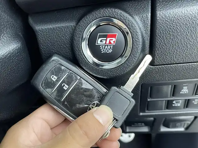 トヨタ ハイラックス Z GRスポーツ 群馬県 2022(令4)年 0.8万km スーパーホワイトⅡ 純正ベッドライナー/ハードトノカバー/＝＝＝＝＝/純正8インチディスプレイオーディオ/・AM/FM/Bluetooth/USB/AppleCarPlay/AndroidAuto/・パノラミックビューモニター/＝＝＝＝＝/純正８インチディスプレイオーディオ　パノラミックビューモニター　純正ベッドライナー　ハードトノカバー　前後ドライブレコーダー　ＥＴＣ　衝突軽減ブレーキ　追従クルーズコントロール　スマートキー　禁煙車