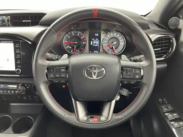 トヨタ ハイラックス Z GRスポーツ 群馬県 2022(令4)年 0.8万km スーパーホワイトⅡ 純正ベッドライナー/ハードトノカバー/＝＝＝＝＝/純正8インチディスプレイオーディオ/・AM/FM/Bluetooth/USB/AppleCarPlay/AndroidAuto/・パノラミックビューモニター/＝＝＝＝＝/純正８インチディスプレイオーディオ　パノラミックビューモニター　純正ベッドライナー　ハードトノカバー　前後ドライブレコーダー　ＥＴＣ　衝突軽減ブレーキ　追従クルーズコントロール　スマートキー　禁煙車