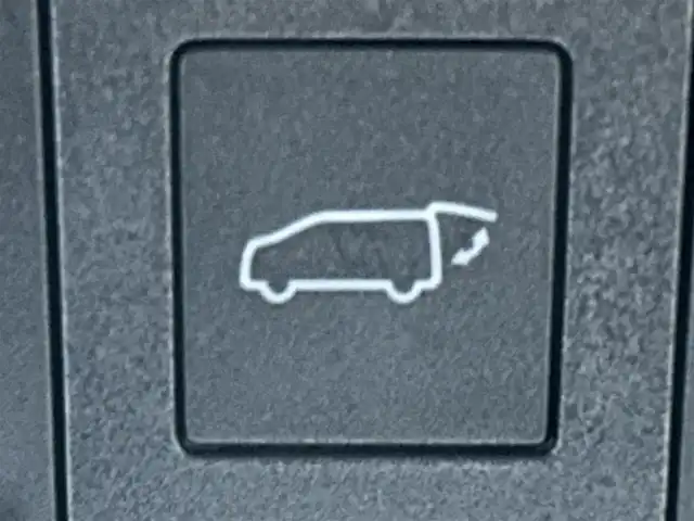 トヨタ ノア ハイブリッド S－Z 愛知県 2023(令5)年 1.7万km ホワイトパールクリスタルシャイン 純正１０．５インチナビ/快適利便パッケージ/両側パワースライドドア/衝突軽減ブレーキ/レーダークルーズコントロール/レーンディパーチャーアラート/クリアランスソナー/パワーバックドア/電動パーキングブレーキ/ブレーキホールド/オットマン/ハーフレザー/シートヒーター/前後ドライブレコーダー/ビルトインＥＴＣ２．０/AC100V 1500W コンセント/ISOFIX/純正フロアマット/純正17インチアルミホイール