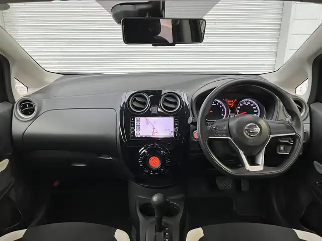日産 ノート X 高知県 2017(平29)年 11.3万km スーパーブラック 純正ナビ/ETC/Bluetooth接続/ドライブレコーダー/バックカメラ/スマートキー/プッシュスタート/AAC/純正フロアマット/コーナーセンサー/レーンキープアシスト/横滑り防止装置/盗難防止装置/衝突被害軽減システム/運転席＋助手席エアバッグ