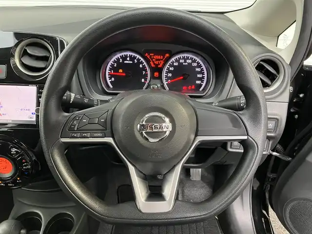 日産 ノート X 高知県 2017(平29)年 11.3万km スーパーブラック 純正ナビ/ETC/Bluetooth接続/ドライブレコーダー/バックカメラ/スマートキー/プッシュスタート/AAC/純正フロアマット/コーナーセンサー/レーンキープアシスト/横滑り防止装置/盗難防止装置/衝突被害軽減システム/運転席＋助手席エアバッグ