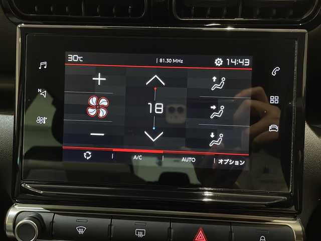 シトロエン Ｃ３ エアクロス オリジンズ 新潟県 2019(令1)年 2.3万km 白Ⅱ 100周年記念特別仕様車装備/・オリジンズロゴステッカー（フロントドア）/・ブロンズカラーアクセント（ドアミラー／ヘッドライトベゼル）/・ブロンズアクセント入りダッシュボード/・ホワイトリアクオーターパネルステッカー /・ブロンズステッチ入りファブリックコンビネーションシート（グレー／ブラック／ホワイト）/・オリジンズロゴ入りフロントシートタグ/・ブラックドアミラー /・ブラックルーフ＆ルーフレール/・グリップコントロール（ヒルディセントコントロール付き）/・専用フロアマット/・17インチアロイホイール  /標準装備/純正ナビ（フルセグTV/、Apple CarPlay、Android Auto/AM・FM）/セーフティ＆ドライビングアシスト /ワイヤレス充電/・アクティブセーフティブレーキ /・スピードリミットインフォメーション＆リコメンデーション/・インテリジェントハイビーム/・ヒルスタートアシスタンス/・レーンデパーチャーウォーニング/クルーズコントロール/ETC2.0/ドラレコ