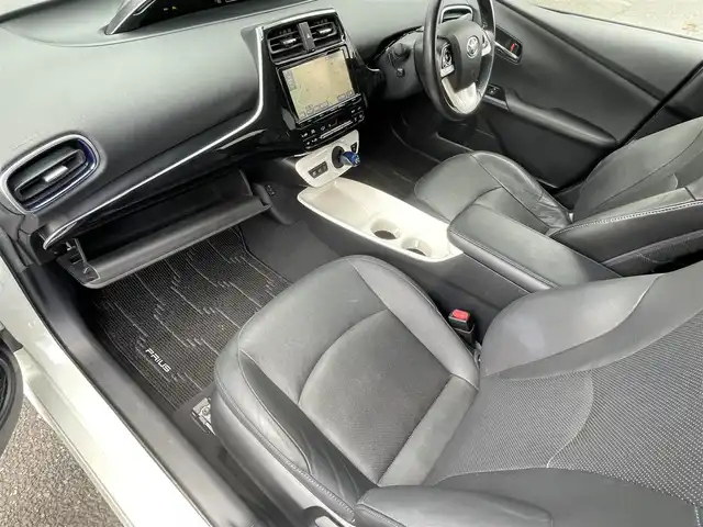 トヨタ プリウス A プレミアム　ツーリングセレ 福岡県 2016(平28)年 9.1万km ホワイトパールクリスタルシャイン モデリスタエアロ(フロント/サイド/リヤ)/純正9インチメモリナビ【DSZT-YC4T】/　(AM/FM/CD/DVD/Bluetooth/フルセグTV)/バックカメラ/トヨタセーフティセンス/・プリクラッシュセーフティ/・レーダークルーズコントロール/・レーンディパーチャーアラート/・オートマッチックハイビーム/ブラインドスポットモニター/シンプルインテリジェントパーキングアシスト/ヘッドアップディスプレイ/横滑り防止/ドライブモードセレクト/純正ビルトインETC/黒レザーシート/革巻きステアリング/ステアリングスイッチ/パワーシート(D)/シートヒーター(D/N)/純正フロアマット/ナノイー/100V電源/ISOFIX/スペアキー×1/保証書/取扱説明書/ナビ取扱説明書