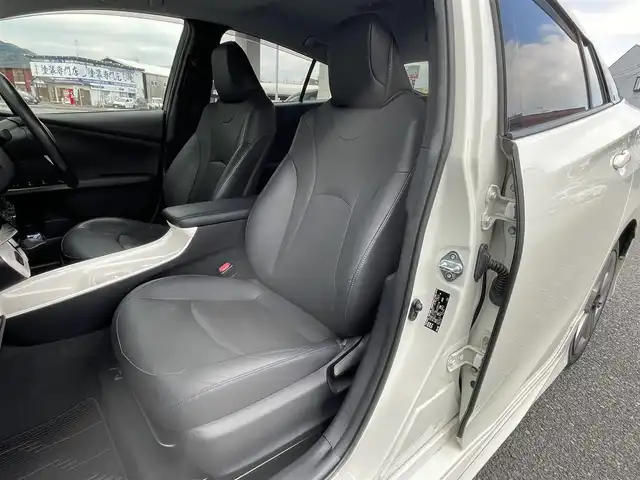 トヨタ プリウス A プレミアム　ツーリングセレ 福岡県 2016(平28)年 9.1万km ホワイトパールクリスタルシャイン モデリスタエアロ(フロント/サイド/リヤ)/純正9インチメモリナビ【DSZT-YC4T】/　(AM/FM/CD/DVD/Bluetooth/フルセグTV)/バックカメラ/トヨタセーフティセンス/・プリクラッシュセーフティ/・レーダークルーズコントロール/・レーンディパーチャーアラート/・オートマッチックハイビーム/ブラインドスポットモニター/シンプルインテリジェントパーキングアシスト/ヘッドアップディスプレイ/横滑り防止/ドライブモードセレクト/純正ビルトインETC/黒レザーシート/革巻きステアリング/ステアリングスイッチ/パワーシート(D)/シートヒーター(D/N)/純正フロアマット/ナノイー/100V電源/ISOFIX/スペアキー×1/保証書/取扱説明書/ナビ取扱説明書