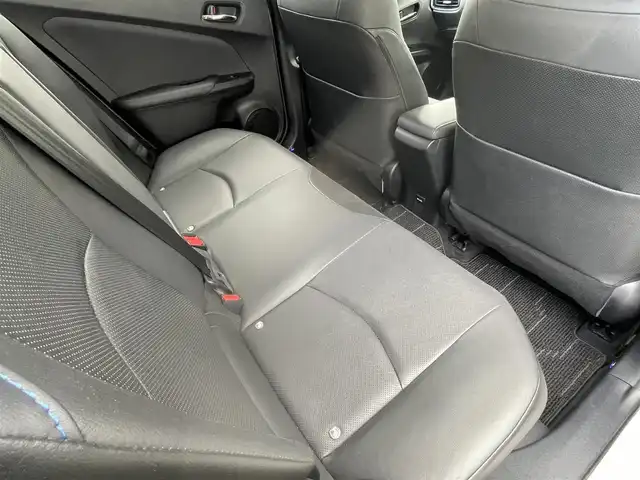 トヨタ プリウス A プレミアム　ツーリングセレ 福岡県 2016(平28)年 9.1万km ホワイトパールクリスタルシャイン モデリスタエアロ(フロント/サイド/リヤ)/純正9インチメモリナビ【DSZT-YC4T】/　(AM/FM/CD/DVD/Bluetooth/フルセグTV)/バックカメラ/トヨタセーフティセンス/・プリクラッシュセーフティ/・レーダークルーズコントロール/・レーンディパーチャーアラート/・オートマッチックハイビーム/ブラインドスポットモニター/シンプルインテリジェントパーキングアシスト/ヘッドアップディスプレイ/横滑り防止/ドライブモードセレクト/純正ビルトインETC/黒レザーシート/革巻きステアリング/ステアリングスイッチ/パワーシート(D)/シートヒーター(D/N)/純正フロアマット/ナノイー/100V電源/ISOFIX/スペアキー×1/保証書/取扱説明書/ナビ取扱説明書