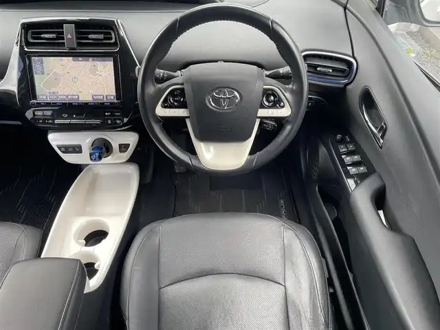 トヨタ プリウス A プレミアム　ツーリングセレ 福岡県 2016(平28)年 9.1万km ホワイトパールクリスタルシャイン モデリスタエアロ(フロント/サイド/リヤ)/純正9インチメモリナビ【DSZT-YC4T】/　(AM/FM/CD/DVD/Bluetooth/フルセグTV)/バックカメラ/トヨタセーフティセンス/・プリクラッシュセーフティ/・レーダークルーズコントロール/・レーンディパーチャーアラート/・オートマッチックハイビーム/ブラインドスポットモニター/シンプルインテリジェントパーキングアシスト/ヘッドアップディスプレイ/横滑り防止/ドライブモードセレクト/純正ビルトインETC/黒レザーシート/革巻きステアリング/ステアリングスイッチ/パワーシート(D)/シートヒーター(D/N)/純正フロアマット/ナノイー/100V電源/ISOFIX/スペアキー×1/保証書/取扱説明書/ナビ取扱説明書