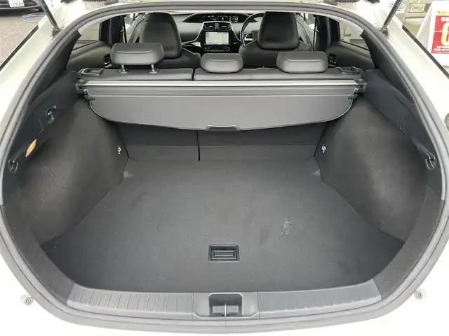 トヨタ プリウス A プレミアム　ツーリングセレ 福岡県 2016(平28)年 9.1万km ホワイトパールクリスタルシャイン モデリスタエアロ(フロント/サイド/リヤ)/純正9インチメモリナビ【DSZT-YC4T】/　(AM/FM/CD/DVD/Bluetooth/フルセグTV)/バックカメラ/トヨタセーフティセンス/・プリクラッシュセーフティ/・レーダークルーズコントロール/・レーンディパーチャーアラート/・オートマッチックハイビーム/ブラインドスポットモニター/シンプルインテリジェントパーキングアシスト/ヘッドアップディスプレイ/横滑り防止/ドライブモードセレクト/純正ビルトインETC/黒レザーシート/革巻きステアリング/ステアリングスイッチ/パワーシート(D)/シートヒーター(D/N)/純正フロアマット/ナノイー/100V電源/ISOFIX/スペアキー×1/保証書/取扱説明書/ナビ取扱説明書