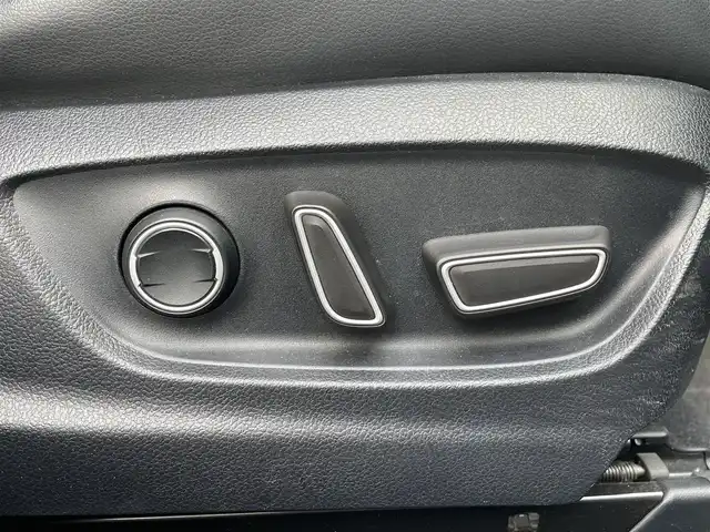 トヨタ プリウス A プレミアム　ツーリングセレ 福岡県 2016(平28)年 9.1万km ホワイトパールクリスタルシャイン モデリスタエアロ(フロント/サイド/リヤ)/純正9インチメモリナビ【DSZT-YC4T】/　(AM/FM/CD/DVD/Bluetooth/フルセグTV)/バックカメラ/トヨタセーフティセンス/・プリクラッシュセーフティ/・レーダークルーズコントロール/・レーンディパーチャーアラート/・オートマッチックハイビーム/ブラインドスポットモニター/シンプルインテリジェントパーキングアシスト/ヘッドアップディスプレイ/横滑り防止/ドライブモードセレクト/純正ビルトインETC/黒レザーシート/革巻きステアリング/ステアリングスイッチ/パワーシート(D)/シートヒーター(D/N)/純正フロアマット/ナノイー/100V電源/ISOFIX/スペアキー×1/保証書/取扱説明書/ナビ取扱説明書