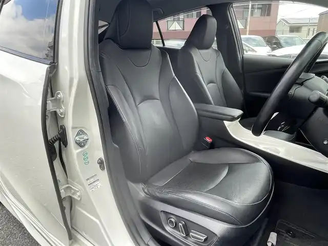 トヨタ プリウス A プレミアム　ツーリングセレ 福岡県 2016(平28)年 9.1万km ホワイトパールクリスタルシャイン モデリスタエアロ(フロント/サイド/リヤ)/純正9インチメモリナビ【DSZT-YC4T】/　(AM/FM/CD/DVD/Bluetooth/フルセグTV)/バックカメラ/トヨタセーフティセンス/・プリクラッシュセーフティ/・レーダークルーズコントロール/・レーンディパーチャーアラート/・オートマッチックハイビーム/ブラインドスポットモニター/シンプルインテリジェントパーキングアシスト/ヘッドアップディスプレイ/横滑り防止/ドライブモードセレクト/純正ビルトインETC/黒レザーシート/革巻きステアリング/ステアリングスイッチ/パワーシート(D)/シートヒーター(D/N)/純正フロアマット/ナノイー/100V電源/ISOFIX/スペアキー×1/保証書/取扱説明書/ナビ取扱説明書