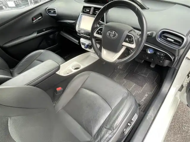 トヨタ プリウス A プレミアム　ツーリングセレ 福岡県 2016(平28)年 9.1万km ホワイトパールクリスタルシャイン モデリスタエアロ(フロント/サイド/リヤ)/純正9インチメモリナビ【DSZT-YC4T】/　(AM/FM/CD/DVD/Bluetooth/フルセグTV)/バックカメラ/トヨタセーフティセンス/・プリクラッシュセーフティ/・レーダークルーズコントロール/・レーンディパーチャーアラート/・オートマッチックハイビーム/ブラインドスポットモニター/シンプルインテリジェントパーキングアシスト/ヘッドアップディスプレイ/横滑り防止/ドライブモードセレクト/純正ビルトインETC/黒レザーシート/革巻きステアリング/ステアリングスイッチ/パワーシート(D)/シートヒーター(D/N)/純正フロアマット/ナノイー/100V電源/ISOFIX/スペアキー×1/保証書/取扱説明書/ナビ取扱説明書