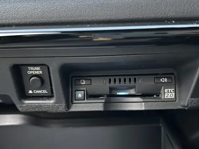 トヨタ クラウン ハイブリッド RS アドバンス 島根県 2018(平30)年 2.9万km ホワイトパールクリスタルシャイン 登録時走行距離28865km/取扱説明書/保証書/純正SDナビ/(Tconnect/フルセグテレビ/AM/FMラジオ/CD/DVD/USB/AUX/Bluetooth)/Toyota Safety Sense/・プリクラッシュセーフティ/・レーントレーシングアシスト/・レーダークルーズコントロール/・アダプティブハイビームシステム/ETC2.0/ドライブレコーダー/アラウンドビューモニター/ヘッドアップディスプレイ/18インチ純正アルミホイール/電動パーキングブレーキ/オートブレーキホールド/ブラインドスポットモニター/前席パワーシート/LEDヘッドライト/オートライト/フォグランプ/スマートキー/プッシュスタート/純正フロアマット/禁煙車