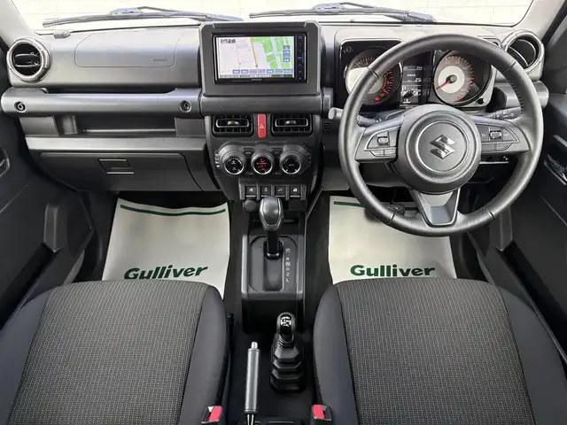 スズキ ジムニー XC 岩手県 2024(令6)年 2.2万km ミディアムグレー 禁煙車/4WD（切替）/前席シートヒーター/社外ナビ/→フルセグTV/Bluetooth/CD/FM/AM/バックドア/ステアリングスイッチ/横滑り防止装置/クルーズコントロール/リアコーナーセンサー/レーンキープアシスト/衝突軽減システム/ダウンヒルアシストコントロール/オートライト/LEDヘッドライト/フォグライト/〇プッシュスタート/〇電動格納ミラー/〇ウィンカーミラー/〇フロアマット/〇シガーソケット/〇スマートキー/スペアキー/前方ドライブレコーダー/ETC