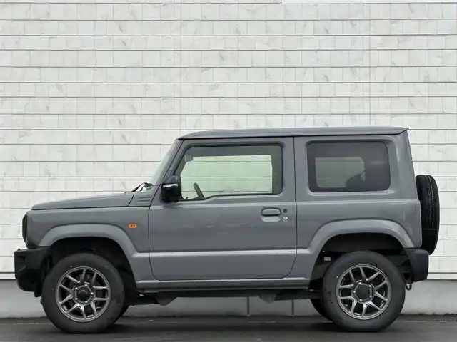 スズキ ジムニー XC 岩手県 2024(令6)年 2.2万km ミディアムグレー 禁煙車/4WD（切替）/前席シートヒーター/社外ナビ/→フルセグTV/Bluetooth/CD/FM/AM/バックドア/ステアリングスイッチ/横滑り防止装置/クルーズコントロール/リアコーナーセンサー/レーンキープアシスト/衝突軽減システム/ダウンヒルアシストコントロール/オートライト/LEDヘッドライト/フォグライト/〇プッシュスタート/〇電動格納ミラー/〇ウィンカーミラー/〇フロアマット/〇シガーソケット/〇スマートキー/スペアキー/前方ドライブレコーダー/ETC