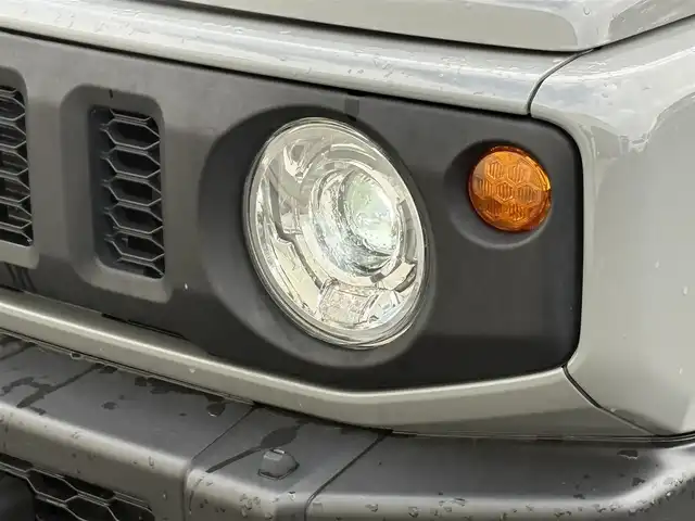 スズキ ジムニー XC 岩手県 2024(令6)年 2.2万km ミディアムグレー 禁煙車/4WD（切替）/前席シートヒーター/社外ナビ/→フルセグTV/Bluetooth/CD/FM/AM/バックドア/ステアリングスイッチ/横滑り防止装置/クルーズコントロール/リアコーナーセンサー/レーンキープアシスト/衝突軽減システム/ダウンヒルアシストコントロール/オートライト/LEDヘッドライト/フォグライト/〇プッシュスタート/〇電動格納ミラー/〇ウィンカーミラー/〇フロアマット/〇シガーソケット/〇スマートキー/スペアキー/前方ドライブレコーダー/ETC