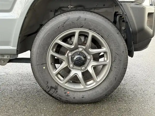 スズキ ジムニー XC 岩手県 2024(令6)年 2.2万km ミディアムグレー 禁煙車/4WD（切替）/前席シートヒーター/社外ナビ/→フルセグTV/Bluetooth/CD/FM/AM/バックドア/ステアリングスイッチ/横滑り防止装置/クルーズコントロール/リアコーナーセンサー/レーンキープアシスト/衝突軽減システム/ダウンヒルアシストコントロール/オートライト/LEDヘッドライト/フォグライト/〇プッシュスタート/〇電動格納ミラー/〇ウィンカーミラー/〇フロアマット/〇シガーソケット/〇スマートキー/スペアキー/前方ドライブレコーダー/ETC