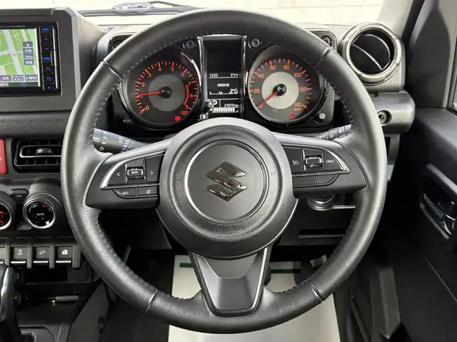 スズキ ジムニー XC 岩手県 2024(令6)年 2.2万km ミディアムグレー 禁煙車/4WD（切替）/前席シートヒーター/社外ナビ/→フルセグTV/Bluetooth/CD/FM/AM/バックドア/ステアリングスイッチ/横滑り防止装置/クルーズコントロール/リアコーナーセンサー/レーンキープアシスト/衝突軽減システム/ダウンヒルアシストコントロール/オートライト/LEDヘッドライト/フォグライト/〇プッシュスタート/〇電動格納ミラー/〇ウィンカーミラー/〇フロアマット/〇シガーソケット/〇スマートキー/スペアキー/前方ドライブレコーダー/ETC