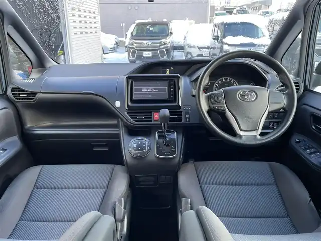 トヨタ ヴォクシー X 道央・札幌 2015(平27)年 12.1万km ブラッキッシュアゲハガラスフレーク (株)IDOMが運営する【じしゃロン札幌豊平店】の自社ローン対象車両になります。こちらは現金ご利用時の価格です。/自社ローンご希望の方は別途その旨お申付け下さい。/スマートキー/純正ナビ・TV/フリップダウンモニター/両側パワースライドドア/ETC/社外１５AW