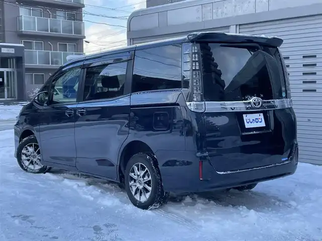 トヨタ ヴォクシー X 道央・札幌 2015(平27)年 12.1万km ブラッキッシュアゲハガラスフレーク (株)IDOMが運営する【じしゃロン札幌豊平店】の自社ローン対象車両になります。こちらは現金ご利用時の価格です。/自社ローンご希望の方は別途その旨お申付け下さい。/スマートキー/純正ナビ・TV/フリップダウンモニター/両側パワースライドドア/ETC/社外１５AW