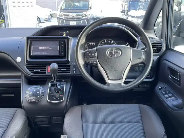 トヨタ ヴォクシー X 道央・札幌 2015(平27)年 12.1万km ブラッキッシュアゲハガラスフレーク (株)IDOMが運営する【じしゃロン札幌豊平店】の自社ローン対象車両になります。こちらは現金ご利用時の価格です。/自社ローンご希望の方は別途その旨お申付け下さい。/スマートキー/純正ナビ・TV/フリップダウンモニター/両側パワースライドドア/ETC/社外１５AW