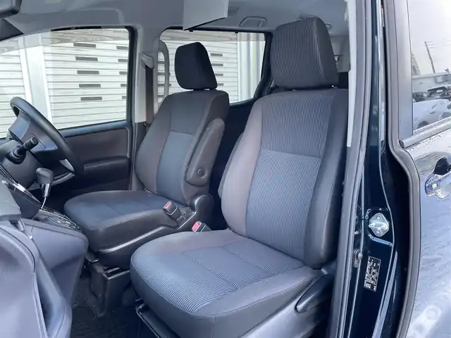 トヨタ ヴォクシー X 道央・札幌 2015(平27)年 12.1万km ブラッキッシュアゲハガラスフレーク (株)IDOMが運営する【じしゃロン札幌豊平店】の自社ローン対象車両になります。こちらは現金ご利用時の価格です。/自社ローンご希望の方は別途その旨お申付け下さい。/スマートキー/純正ナビ・TV/フリップダウンモニター/両側パワースライドドア/ETC/社外１５AW