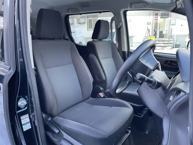 トヨタ ヴォクシー X 道央・札幌 2015(平27)年 12.1万km ブラッキッシュアゲハガラスフレーク (株)IDOMが運営する【じしゃロン札幌豊平店】の自社ローン対象車両になります。こちらは現金ご利用時の価格です。/自社ローンご希望の方は別途その旨お申付け下さい。/スマートキー/純正ナビ・TV/フリップダウンモニター/両側パワースライドドア/ETC/社外１５AW