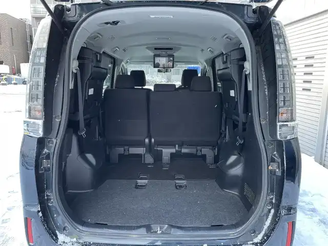 トヨタ ヴォクシー X 道央・札幌 2015(平27)年 12.1万km ブラッキッシュアゲハガラスフレーク (株)IDOMが運営する【じしゃロン札幌豊平店】の自社ローン対象車両になります。こちらは現金ご利用時の価格です。/自社ローンご希望の方は別途その旨お申付け下さい。/スマートキー/純正ナビ・TV/フリップダウンモニター/両側パワースライドドア/ETC/社外１５AW