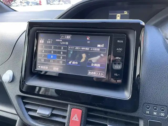 トヨタ ヴォクシー X 道央・札幌 2015(平27)年 12.1万km ブラッキッシュアゲハガラスフレーク (株)IDOMが運営する【じしゃロン札幌豊平店】の自社ローン対象車両になります。こちらは現金ご利用時の価格です。/自社ローンご希望の方は別途その旨お申付け下さい。/スマートキー/純正ナビ・TV/フリップダウンモニター/両側パワースライドドア/ETC/社外１５AW