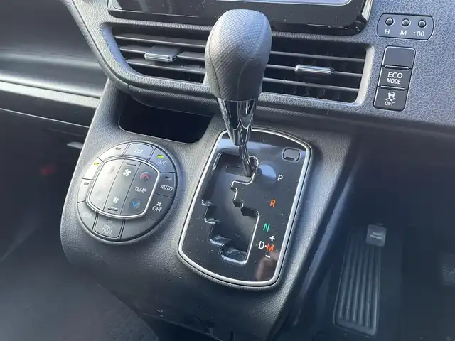 トヨタ ヴォクシー X 道央・札幌 2015(平27)年 12.1万km ブラッキッシュアゲハガラスフレーク (株)IDOMが運営する【じしゃロン札幌豊平店】の自社ローン対象車両になります。こちらは現金ご利用時の価格です。/自社ローンご希望の方は別途その旨お申付け下さい。/スマートキー/純正ナビ・TV/フリップダウンモニター/両側パワースライドドア/ETC/社外１５AW