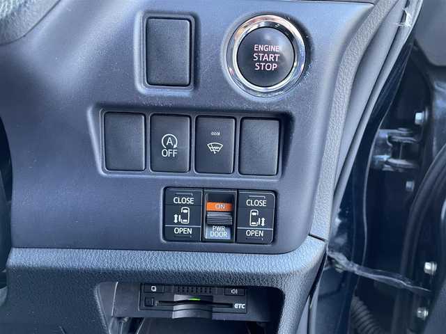 トヨタ ヴォクシー X 道央・札幌 2015(平27)年 12.1万km ブラッキッシュアゲハガラスフレーク (株)IDOMが運営する【じしゃロン札幌豊平店】の自社ローン対象車両になります。こちらは現金ご利用時の価格です。/自社ローンご希望の方は別途その旨お申付け下さい。/スマートキー/純正ナビ・TV/フリップダウンモニター/両側パワースライドドア/ETC/社外１５AW