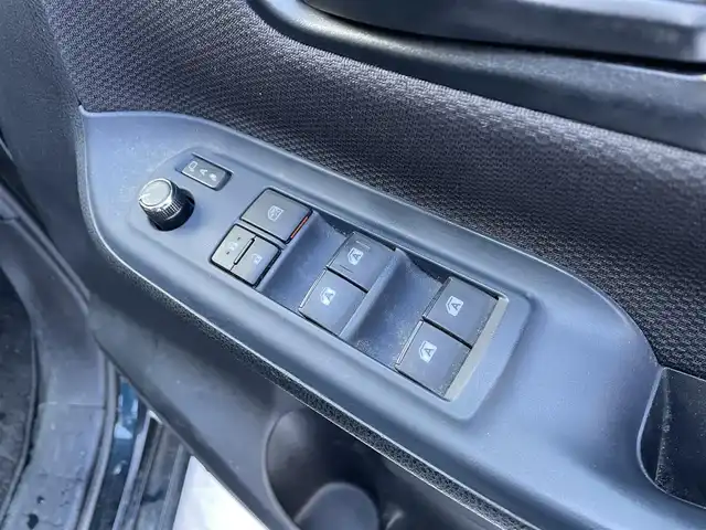 トヨタ ヴォクシー X 道央・札幌 2015(平27)年 12.1万km ブラッキッシュアゲハガラスフレーク (株)IDOMが運営する【じしゃロン札幌豊平店】の自社ローン対象車両になります。こちらは現金ご利用時の価格です。/自社ローンご希望の方は別途その旨お申付け下さい。/スマートキー/純正ナビ・TV/フリップダウンモニター/両側パワースライドドア/ETC/社外１５AW