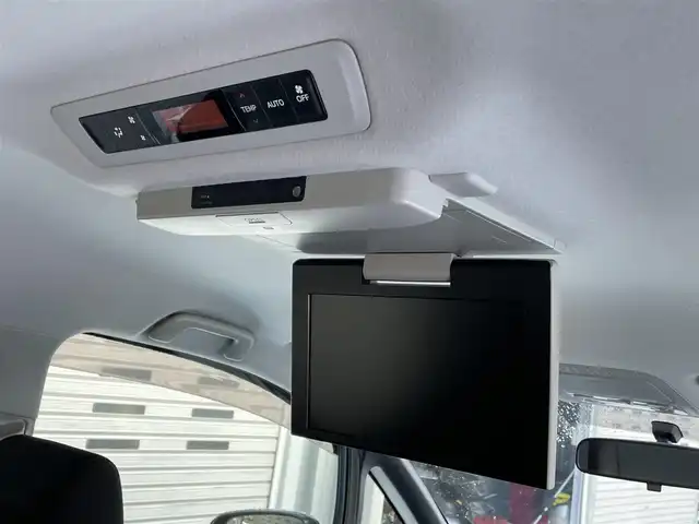 トヨタ ヴォクシー X 道央・札幌 2015(平27)年 12.1万km ブラッキッシュアゲハガラスフレーク (株)IDOMが運営する【じしゃロン札幌豊平店】の自社ローン対象車両になります。こちらは現金ご利用時の価格です。/自社ローンご希望の方は別途その旨お申付け下さい。/スマートキー/純正ナビ・TV/フリップダウンモニター/両側パワースライドドア/ETC/社外１５AW