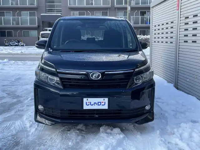 トヨタ ヴォクシー X 道央・札幌 2015(平27)年 12.1万km ブラッキッシュアゲハガラスフレーク (株)IDOMが運営する【じしゃロン札幌豊平店】の自社ローン対象車両になります。こちらは現金ご利用時の価格です。/自社ローンご希望の方は別途その旨お申付け下さい。/スマートキー/純正ナビ・TV/フリップダウンモニター/両側パワースライドドア/ETC/社外１５AW