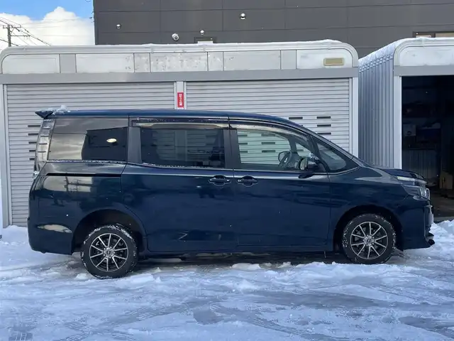 トヨタ ヴォクシー X 道央・札幌 2015(平27)年 12.1万km ブラッキッシュアゲハガラスフレーク (株)IDOMが運営する【じしゃロン札幌豊平店】の自社ローン対象車両になります。こちらは現金ご利用時の価格です。/自社ローンご希望の方は別途その旨お申付け下さい。/スマートキー/純正ナビ・TV/フリップダウンモニター/両側パワースライドドア/ETC/社外１５AW