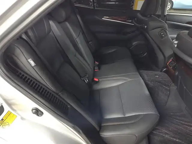 トヨタ クラウン マジェスタ Fバージョン 愛媛県 2014(平26)年 9.1万km シルバーM ムーンルーフ/純正8型ナビ/フルセグTV/バックカメラ/ビルトインETC/ドライブレコーダー/レーダークルーズコントロール/クリアランスソナー/バックソナー/LEDヘッドランプ/オートライト/本木製/革巻きコンビステアリング/ステアリングヒーター/ブラック革シート/シートヒーター/前席パワーシート/ベンチレーション/純正17インチアルミホイール/スマートキー/プッシュエンジンスタート/禁煙車