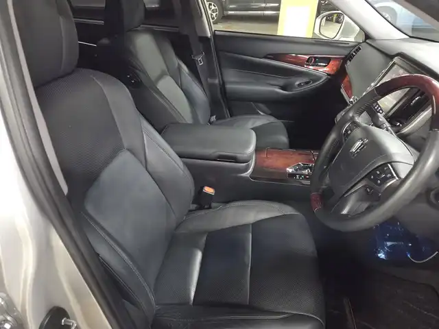 トヨタ クラウン マジェスタ Fバージョン 愛媛県 2014(平26)年 9.1万km シルバーM ムーンルーフ/純正8型ナビ/フルセグTV/バックカメラ/ビルトインETC/ドライブレコーダー/レーダークルーズコントロール/クリアランスソナー/バックソナー/LEDヘッドランプ/オートライト/本木製/革巻きコンビステアリング/ステアリングヒーター/ブラック革シート/シートヒーター/前席パワーシート/ベンチレーション/純正17インチアルミホイール/スマートキー/プッシュエンジンスタート/禁煙車