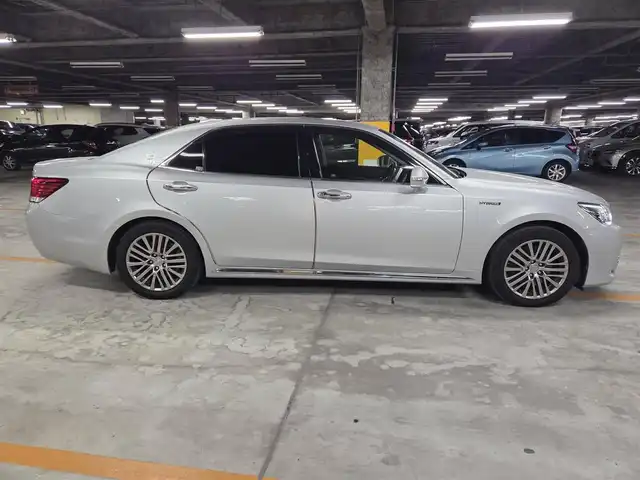 トヨタ クラウン マジェスタ Fバージョン 愛媛県 2014(平26)年 9.1万km シルバーM ムーンルーフ/純正8型ナビ/フルセグTV/バックカメラ/ビルトインETC/ドライブレコーダー/レーダークルーズコントロール/クリアランスソナー/バックソナー/LEDヘッドランプ/オートライト/本木製/革巻きコンビステアリング/ステアリングヒーター/ブラック革シート/シートヒーター/前席パワーシート/ベンチレーション/純正17インチアルミホイール/スマートキー/プッシュエンジンスタート/禁煙車