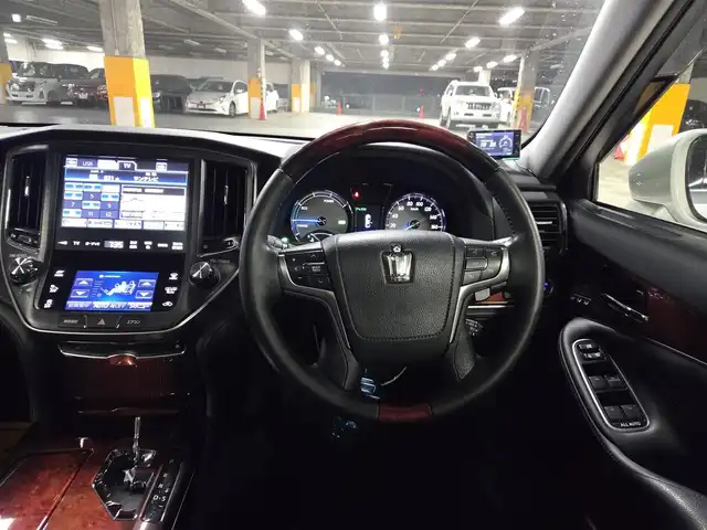 トヨタ クラウン マジェスタ Fバージョン 愛媛県 2014(平26)年 9.1万km シルバーM ムーンルーフ/純正8型ナビ/フルセグTV/バックカメラ/ビルトインETC/ドライブレコーダー/レーダークルーズコントロール/クリアランスソナー/バックソナー/LEDヘッドランプ/オートライト/本木製/革巻きコンビステアリング/ステアリングヒーター/ブラック革シート/シートヒーター/前席パワーシート/ベンチレーション/純正17インチアルミホイール/スマートキー/プッシュエンジンスタート/禁煙車