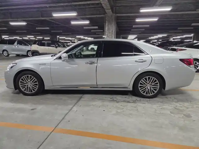 トヨタ クラウン マジェスタ Fバージョン 愛媛県 2014(平26)年 9.1万km シルバーM ムーンルーフ/純正8型ナビ/フルセグTV/バックカメラ/ビルトインETC/ドライブレコーダー/レーダークルーズコントロール/クリアランスソナー/バックソナー/LEDヘッドランプ/オートライト/本木製/革巻きコンビステアリング/ステアリングヒーター/ブラック革シート/シートヒーター/前席パワーシート/ベンチレーション/純正17インチアルミホイール/スマートキー/プッシュエンジンスタート/禁煙車