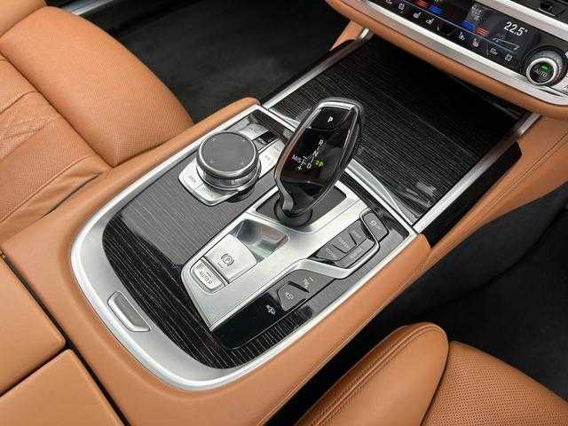 ＢＭＷ ７４０ｉ Mスポーツ 埼玉県 2017(平29)年 5万km ミネラルホワイト 茶革/前席ベンチレーションシート/前後席シートヒーター/前席マッサージシート/サンルーフ/ソフトクローズドア/ＬＥＤレーザーヘッドライト/オートトランク/全方位カメラ/アダプティブクルーズコントロール
