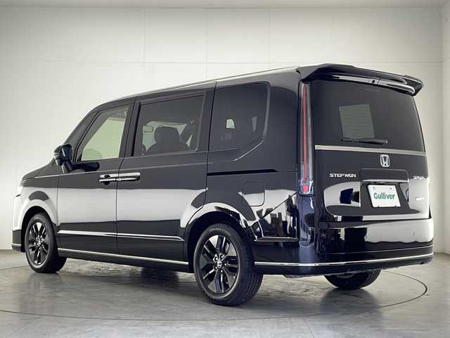 ホンダ ステップワゴン スパーダ eHEV 宮崎県 2025(令7)年 0.1万km未満 クリスタルブラックパール 登録済み未使用車/ホンダセンシング/純正11.4型ディスプレイオーディオ/（LXM-247VFLi/Honda CONNECT/HDMI/USB/フルセグTV)/純正バックカメラ/純正LEDオートライト/純正LEDフォグ/純正16インチアルミ/純正エアロ/純正ルーフエンドスポイラー/アダプティブクルーズコントロール/レーンディパーチャーアラート/ブラインドスポットモニター/クリアランスソナー/電子パーキング/ブレーキホールド/パワーバックドア/パドルシフト/デュアルオートエアコン/ハーフレザーシート/前席シートヒーター/ウインカードアミラー/本革巻ハンドル/スマートキー/プッシュエンジンスタート/スペアキー/新車時保証書/取扱い説明書