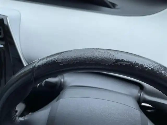 トヨタ プリウス S 大阪府 2016(平28)年 7.9万km ホワイトパールクリスタルシャイン 純正ナビ/　FM/AM/フルセグTV/SD/CD/DVD/バックカメラ/ETC/革巻きステアリング/ステアリングスイッチ/トノカバー/ウィンカーミラー/純正ホイールカバー付きアルミ/スペアキー/点検記録簿/　R1/R2/R3/R5あり