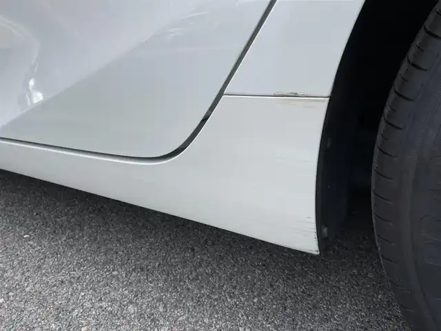 トヨタ プリウス S 大阪府 2016(平28)年 7.9万km ホワイトパールクリスタルシャイン 純正ナビ/　FM/AM/フルセグTV/SD/CD/DVD/バックカメラ/ETC/革巻きステアリング/ステアリングスイッチ/トノカバー/ウィンカーミラー/純正ホイールカバー付きアルミ/スペアキー/点検記録簿/　R1/R2/R3/R5あり