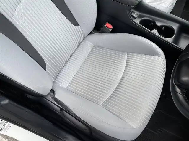 トヨタ プリウス S 大阪府 2016(平28)年 7.9万km ホワイトパールクリスタルシャイン 純正ナビ/　FM/AM/フルセグTV/SD/CD/DVD/バックカメラ/ETC/革巻きステアリング/ステアリングスイッチ/トノカバー/ウィンカーミラー/純正ホイールカバー付きアルミ/スペアキー/点検記録簿/　R1/R2/R3/R5あり