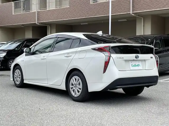 トヨタ プリウス S 大阪府 2016(平28)年 7.9万km ホワイトパールクリスタルシャイン 純正ナビ/　FM/AM/フルセグTV/SD/CD/DVD/バックカメラ/ETC/革巻きステアリング/ステアリングスイッチ/トノカバー/ウィンカーミラー/純正ホイールカバー付きアルミ/スペアキー/点検記録簿/　R1/R2/R3/R5あり