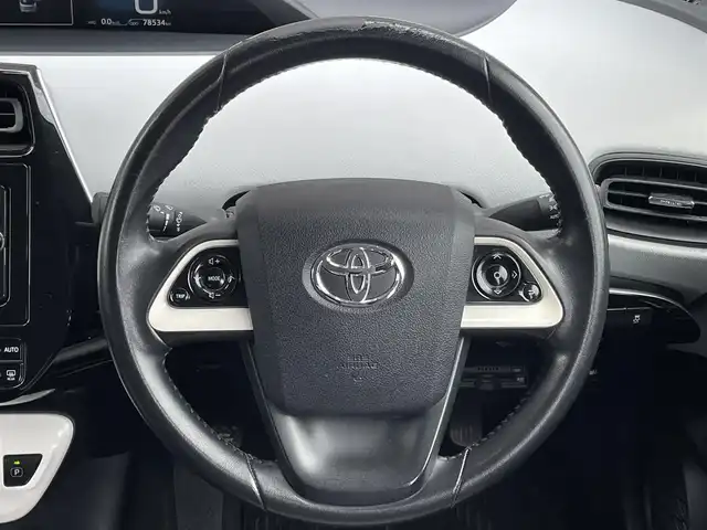 トヨタ プリウス S 大阪府 2016(平28)年 7.9万km ホワイトパールクリスタルシャイン 純正ナビ/　FM/AM/フルセグTV/SD/CD/DVD/バックカメラ/ETC/革巻きステアリング/ステアリングスイッチ/トノカバー/ウィンカーミラー/純正ホイールカバー付きアルミ/スペアキー/点検記録簿/　R1/R2/R3/R5あり