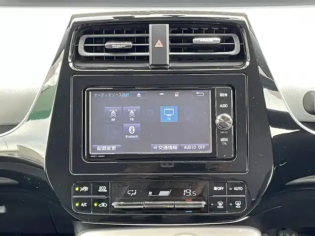 トヨタ プリウス S 大阪府 2016(平28)年 7.9万km ホワイトパールクリスタルシャイン 純正ナビ/　FM/AM/フルセグTV/SD/CD/DVD/バックカメラ/ETC/革巻きステアリング/ステアリングスイッチ/トノカバー/ウィンカーミラー/純正ホイールカバー付きアルミ/スペアキー/点検記録簿/　R1/R2/R3/R5あり