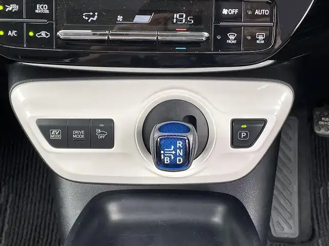 トヨタ プリウス S 大阪府 2016(平28)年 7.9万km ホワイトパールクリスタルシャイン 純正ナビ/　FM/AM/フルセグTV/SD/CD/DVD/バックカメラ/ETC/革巻きステアリング/ステアリングスイッチ/トノカバー/ウィンカーミラー/純正ホイールカバー付きアルミ/スペアキー/点検記録簿/　R1/R2/R3/R5あり
