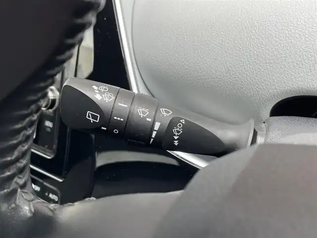 トヨタ プリウス S 大阪府 2016(平28)年 7.9万km ホワイトパールクリスタルシャイン 純正ナビ/　FM/AM/フルセグTV/SD/CD/DVD/バックカメラ/ETC/革巻きステアリング/ステアリングスイッチ/トノカバー/ウィンカーミラー/純正ホイールカバー付きアルミ/スペアキー/点検記録簿/　R1/R2/R3/R5あり