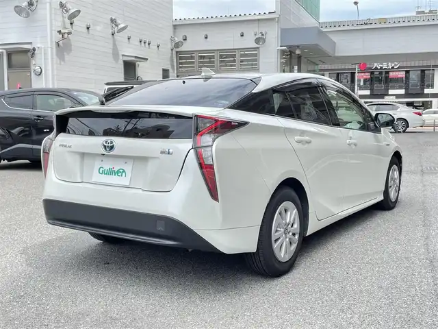 トヨタ プリウス S 大阪府 2016(平28)年 7.9万km ホワイトパールクリスタルシャイン 純正ナビ/　FM/AM/フルセグTV/SD/CD/DVD/バックカメラ/ETC/革巻きステアリング/ステアリングスイッチ/トノカバー/ウィンカーミラー/純正ホイールカバー付きアルミ/スペアキー/点検記録簿/　R1/R2/R3/R5あり